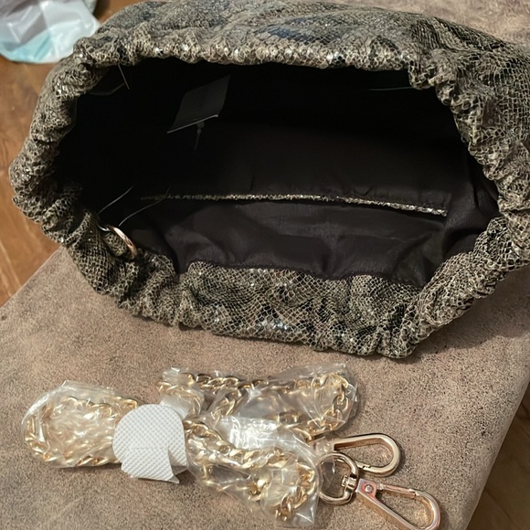 Faux snake clutch with crossbody chain - Picture 3 of 3